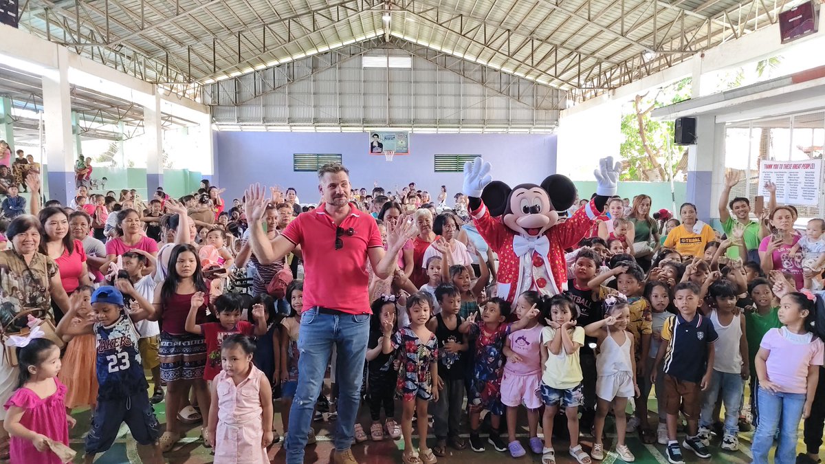 ThatPhilippines's tweet image. Fed 1,000 People &amp;amp; Surprised 400 Kids! Philippines 🇵🇭

Christmas came early to Roxas City!
Watch the full heartwarming day on my channel: That Philippines Life 

#ThatPhilippinesLife #ExpatLife #Philippines