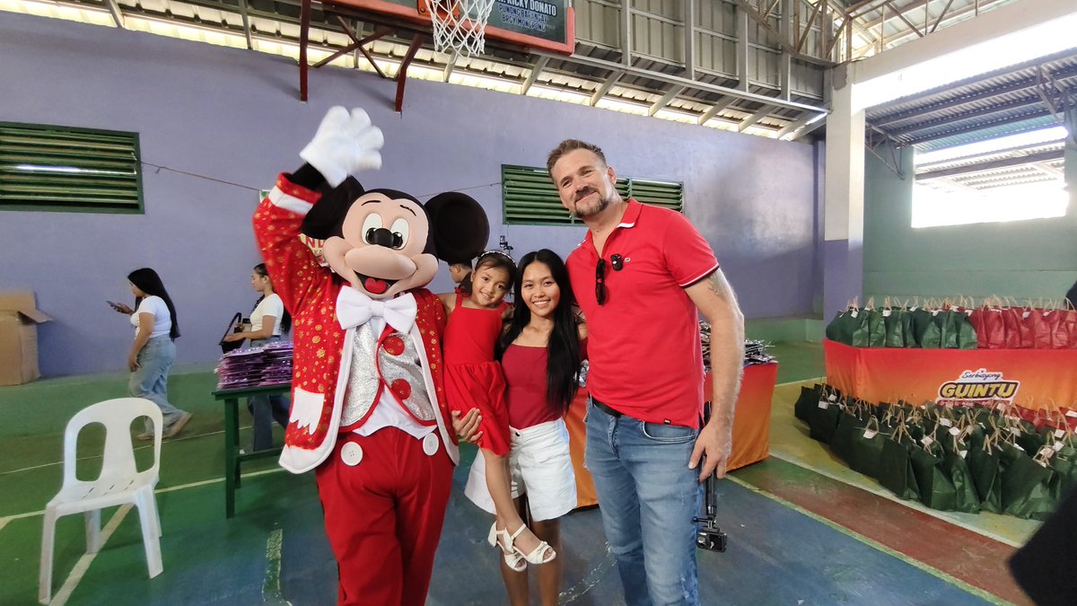 ThatPhilippines's tweet image. Fed 1,000 People &amp;amp; Surprised 400 Kids! Philippines 🇵🇭

Christmas came early to Roxas City!
Watch the full heartwarming day on my channel: That Philippines Life 

#ThatPhilippinesLife #ExpatLife #Philippines