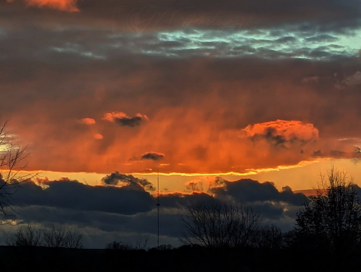 jnphotographies's tweet image. Just a breathtaking sunset tonight as the cold air takes hold for a little bit... #PAwx