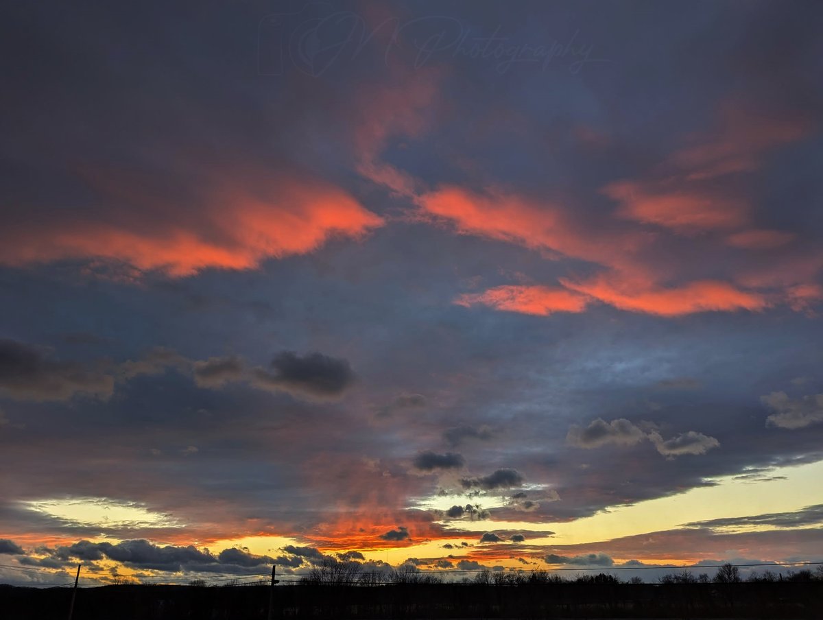 jnphotographies's tweet image. Just a breathtaking sunset tonight as the cold air takes hold for a little bit... #PAwx