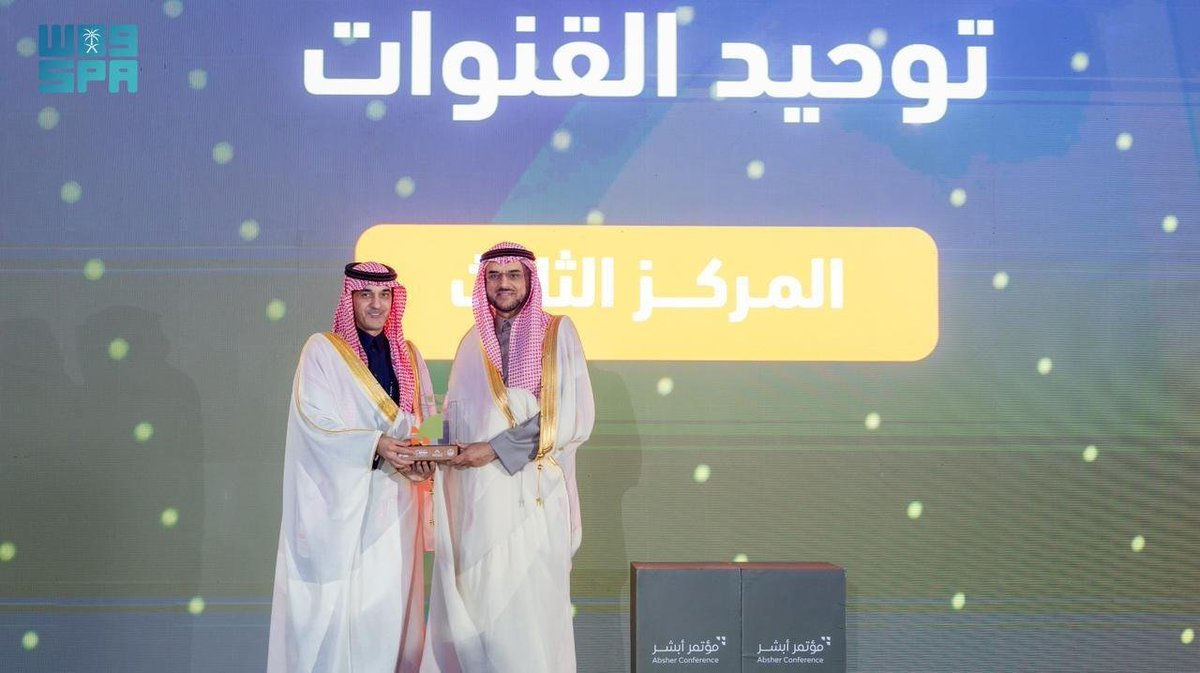 SPA_sci's tweet image. مساعد وزير الداخلية لشؤون التقنية يكرم الفائزين بجوائز التقنية.
spa.gov.sa/ar/w2472057
#واس