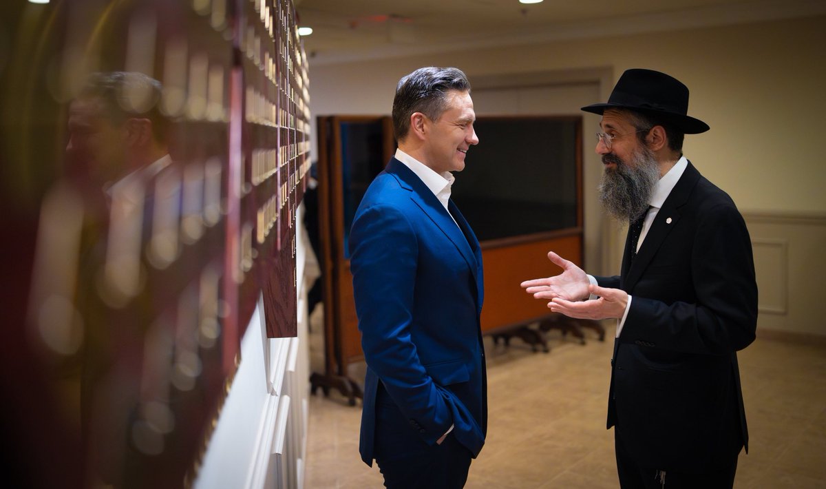 PierrePoilievre's tweet image. Thank you to the Jewish community in Thornhill and across Canada for being a light in the darkness.

We will end the evil scourge of rising antisemitism to make our country a safe place where Jews can always live, pray, and worship freely.