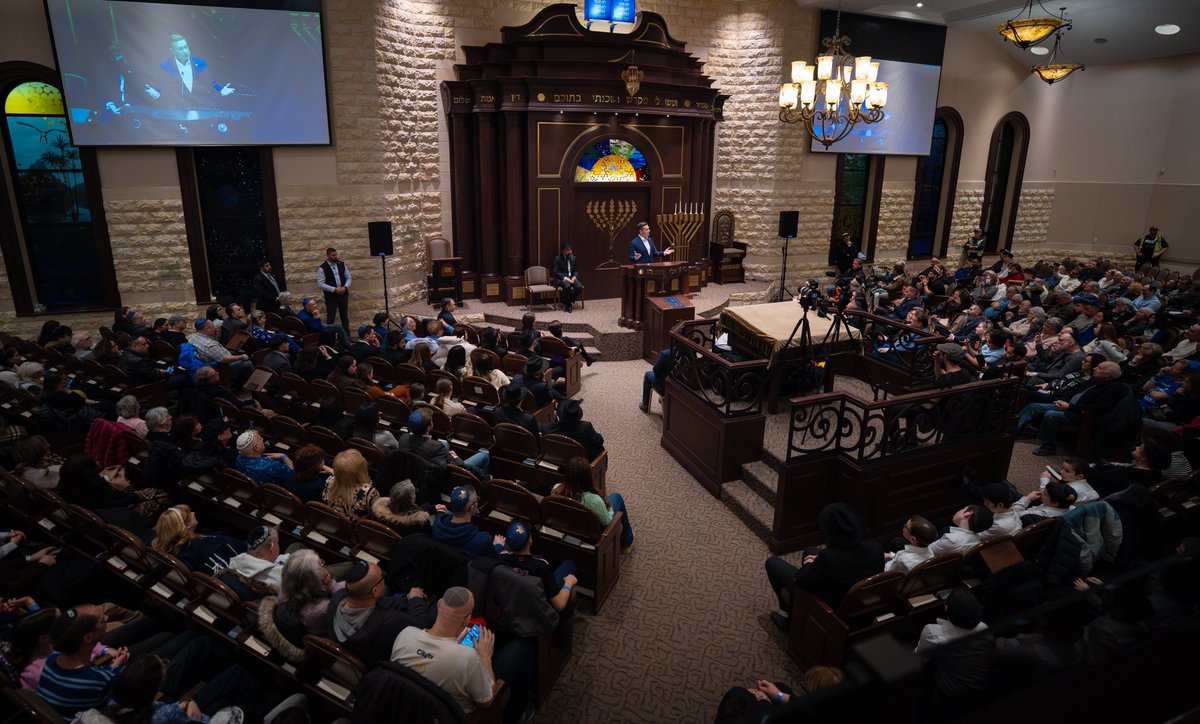 PierrePoilievre's tweet image. Thank you to the Jewish community in Thornhill and across Canada for being a light in the darkness.

We will end the evil scourge of rising antisemitism to make our country a safe place where Jews can always live, pray, and worship freely.