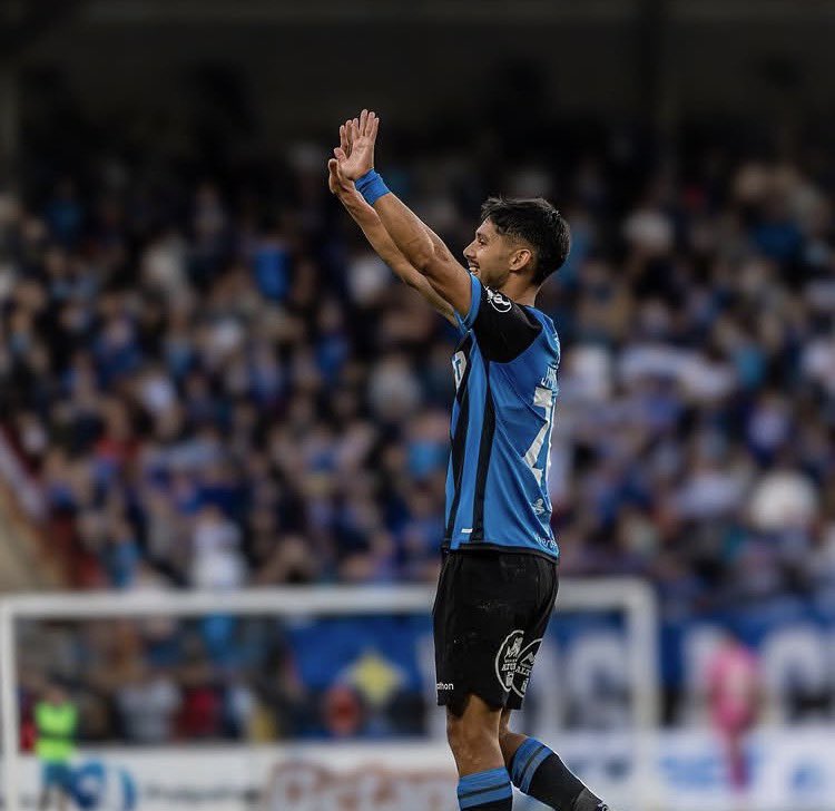 Hoy se despide del club un jugador que para muchos es uno más del montón pero para mi es ese jugador que gracias a sus pases y su visión de juego salimos campeones 2 veces, Gracias por todo Jimmy 🖤💙