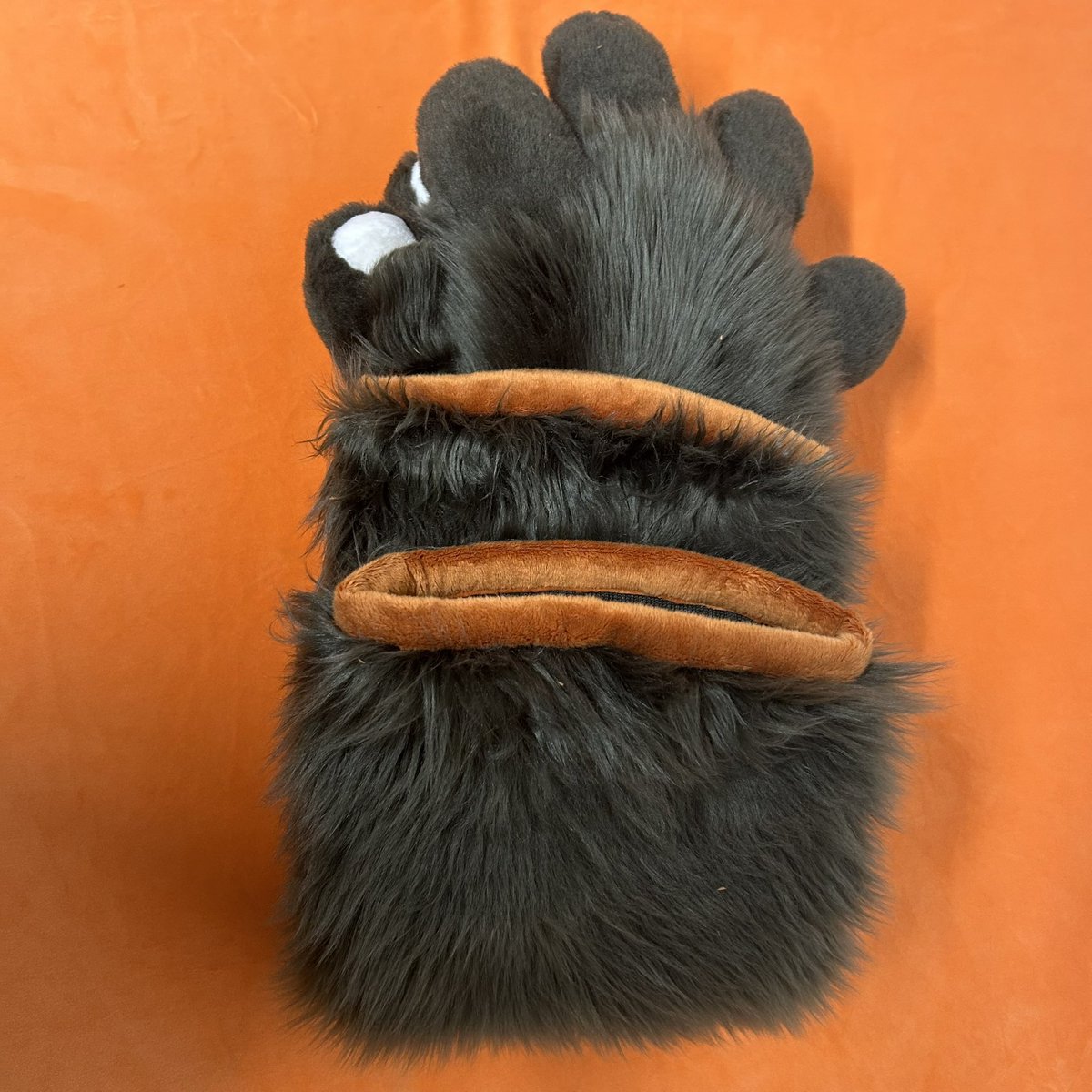 AlphasRedMoon's tweet image. Long gloves ready to go! With finger openings and a short lining. 🐺🇨🇭🪡🧵🇫🇷

#fursuit #fursuiter #fursuitmaker #fursuiting #fursuitwip #fur #furryfandom #furrys #furryswiss #alphasredmoon #commission #furries #furries4life #furrypride