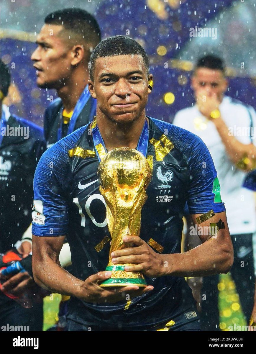 mbappology's tweet photo. Joyeux anniversaire au meilleur joueur de foot de sa génération, et future plus grand de l'histoire du foot ! https://t.co/Fxyb8a1jUy