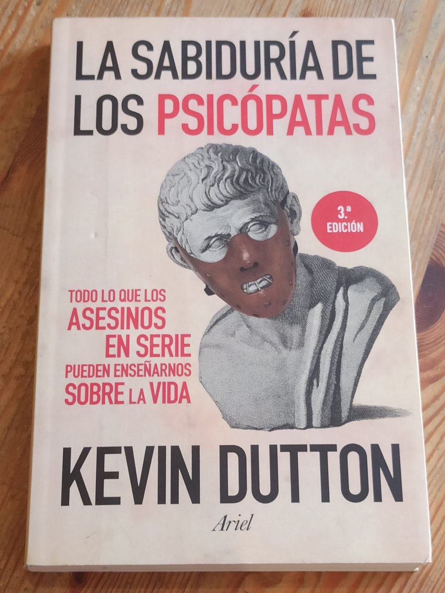 En "La sabiduría de los psicópatas", Kevin Dutton sitúa la psicopatía en un espectro presente en todos nosotros y propone que más allá de los criminales violentos, muchos individuos con estos rasgos pueden ser “exitosos” en contextos profesionales contemporáneos

Unas frases 🧵👇