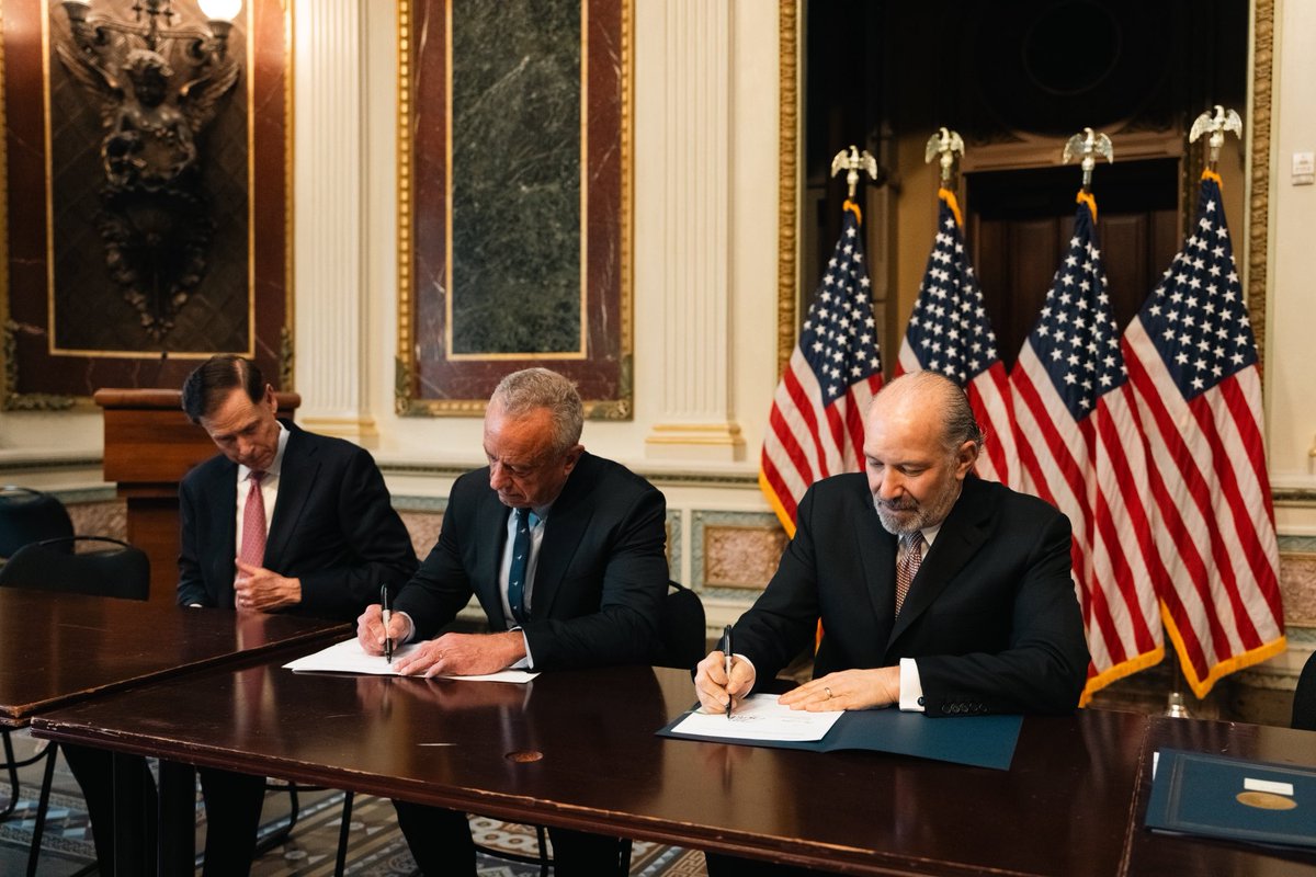 howardlutnick's tweet image. President Trump has achieved what politicians have been trying to do for years.

He used the power of tariffs to force Big Pharma to lower drug prices for the American people.

Today, nine major pharmaceutical companies agreed to Most-Favored-Nation pricing. Starting next year,…