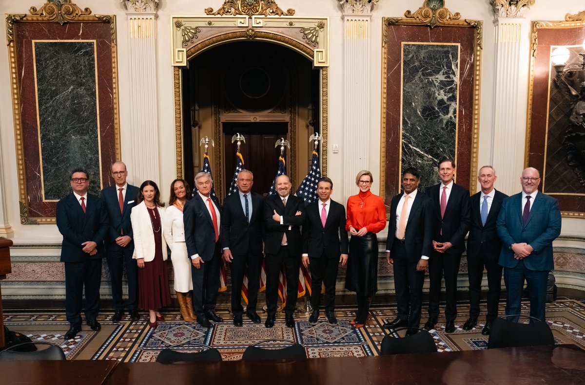 howardlutnick's tweet image. President Trump has achieved what politicians have been trying to do for years.

He used the power of tariffs to force Big Pharma to lower drug prices for the American people.

Today, nine major pharmaceutical companies agreed to Most-Favored-Nation pricing. Starting next year,…