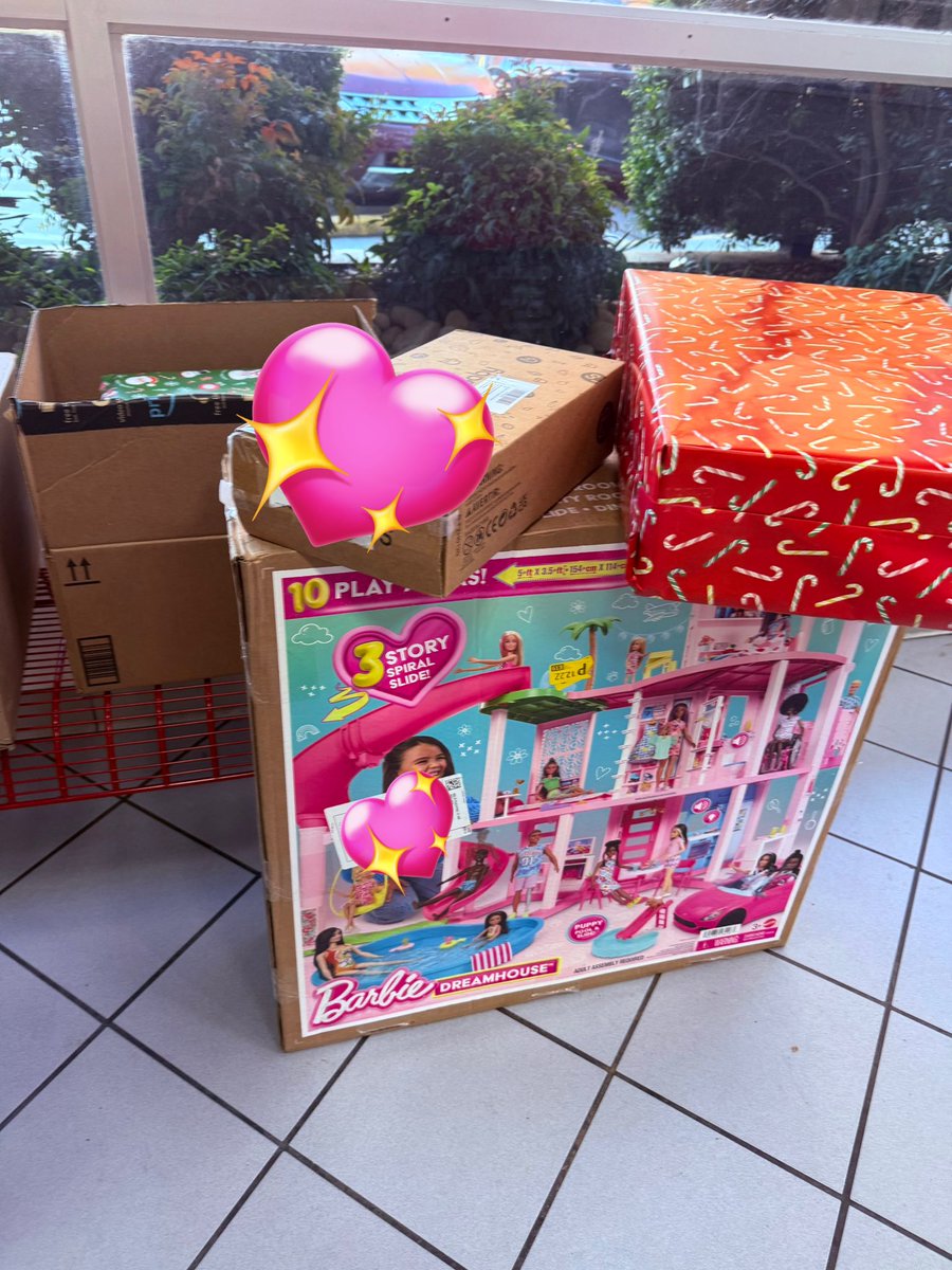 ZombieDish's tweet photo. finally dropped off our presents for @USPSOpSanta. everything the kiddos wanted we had to get 3rd party but 1000 percent worth the little bit of adhd stress organization lol ✨

shoutout @realf_inlegacy for posting about this program. ✨

#USPSOperationSanta #swifties #Atlanta ✨ https://t.co/eH4Gvz455a