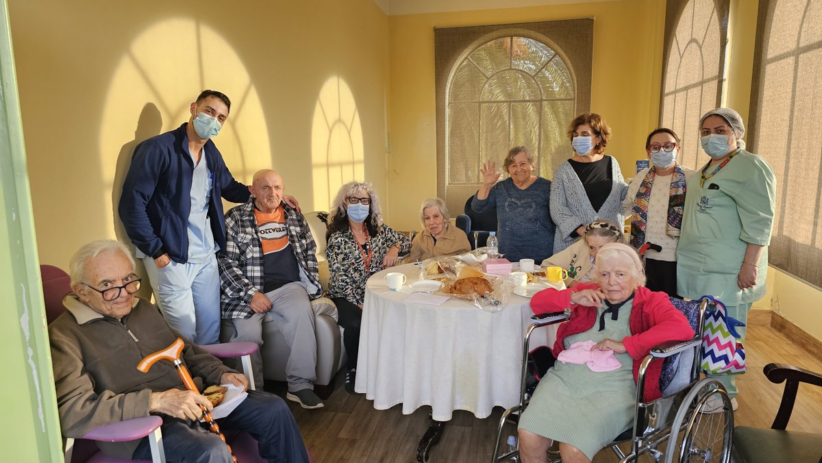 El IE Severo Ochoa envió una representación de profesoras al Hospital Español. A los residentes les entregaron las postales navideñas que el alumnado de 2 ESO escribió para ellos y les desearon Felices Fiestas.