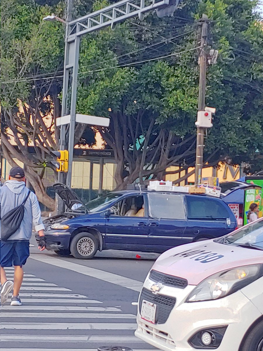 La impunidad y la corrupción de este ambulante a diario, no tiene límites <a href="/ClaraBrugadaM/">Clara Brugada Molina</a> <a href="/PabloVazC/">Pablo Vázquez Camacho</a> <a href="/AlessandraRdlv/">Alessandra Rojo de la Vega</a> 
Y ninguno de sus subordinados que les corresponde atenderr han hecho algo. 
Baja California y Cuauhtémoc. Carril de confinamiento. Siglo XXI.
<a href="/pcacuauhtemoc/">Primer Contacto Alcaldía Cuauhtémoc</a>