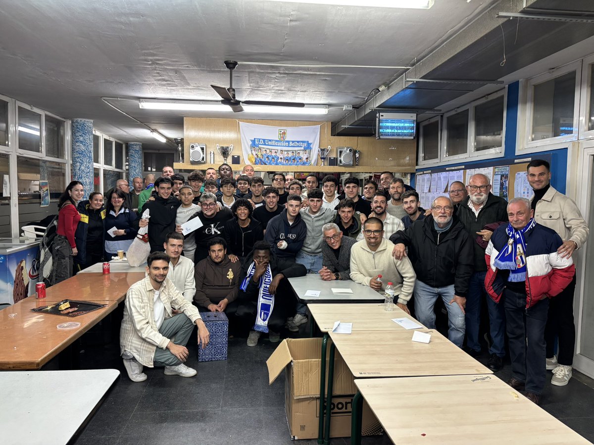 UniBellvitge's tweet photo. En la cena de 🎄 de este año, el Club ha ideado el juego de los sobres 📩

Todos los invitados a la cena han recogido de forma aleatorio un sobre con premio: una panera, una paletilla o hasta una🧣de la Uni han sido alguno de los 30 premios en totales.

#VamosUni | #Bellvitge 💙 https://t.co/rIhTmaOt3F