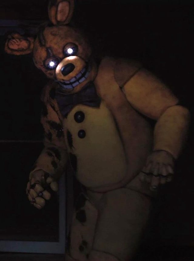 A fandom de FNAF nunca vai me convencer que o Coelho Amarelo com olhos brilhantes não é assustador

Esse fdp chegando no escuro só dando pra ver seus olhos é bizonho