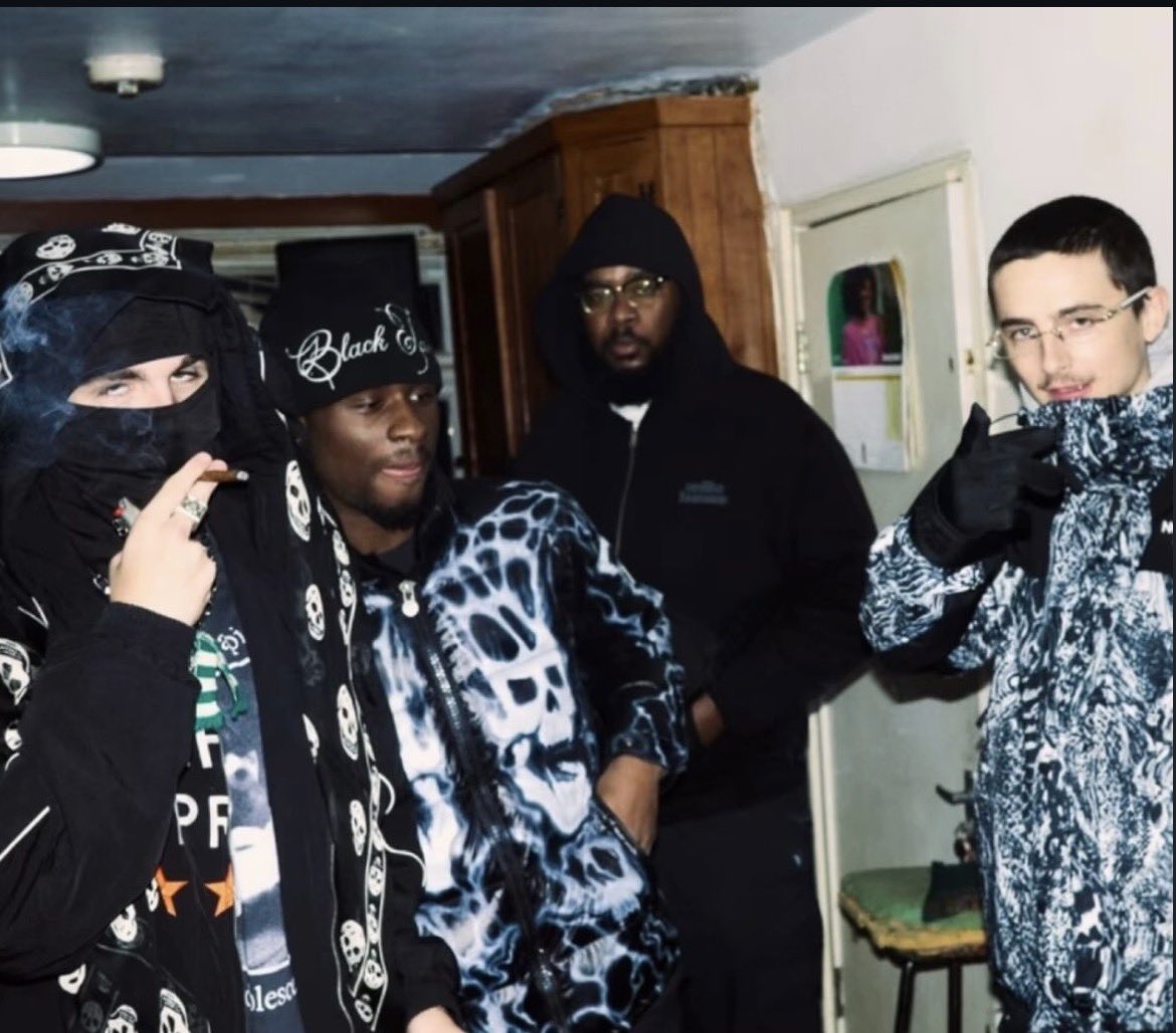 sebsanchezz's tweet image. Batman (feat. Bruce Wayne)