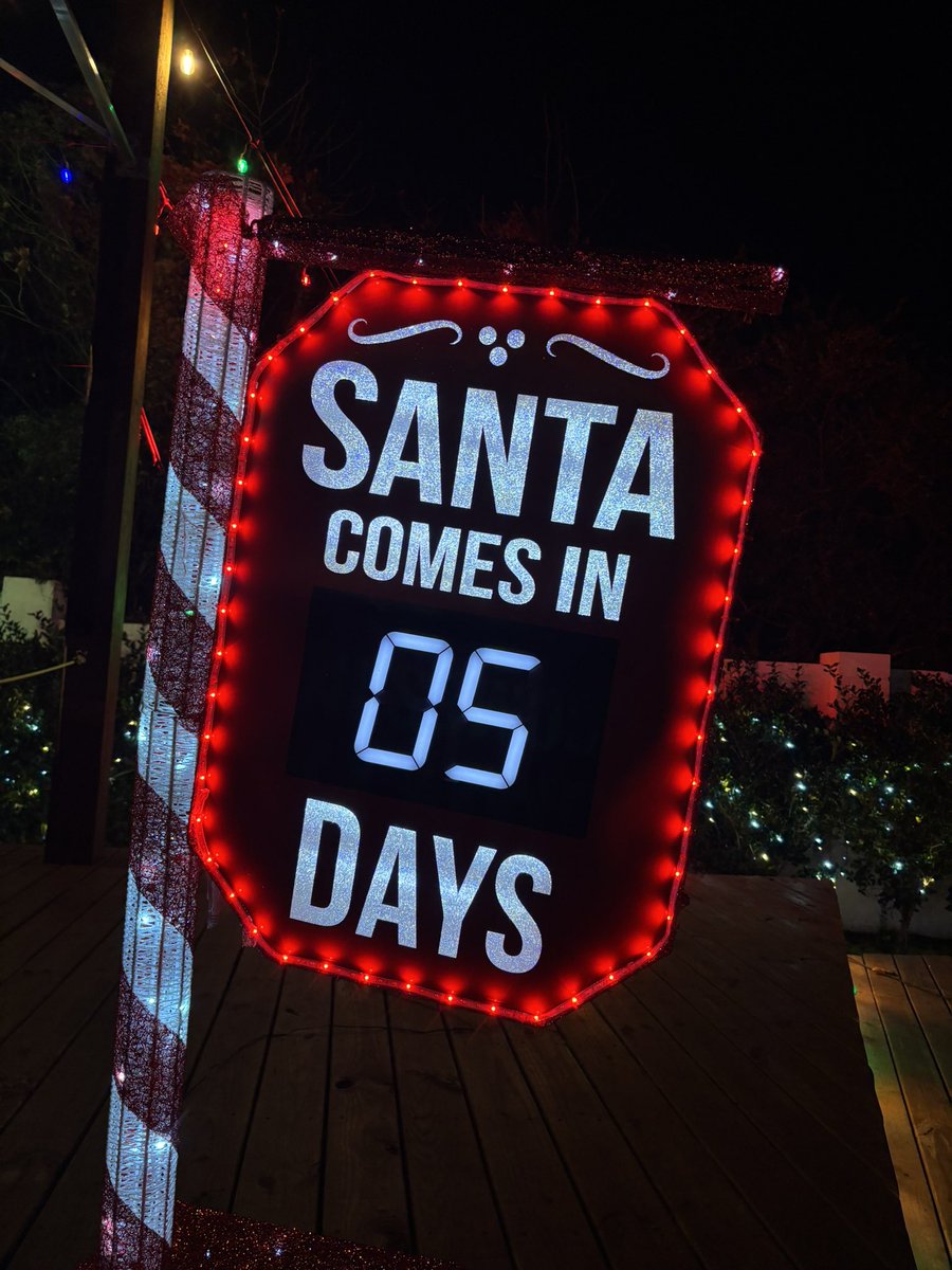 MitchRobey's tweet photo. Bar #12 - The Rift 🎄🎁

The final bar on my 12 Bars of Christmas list featuring a Coconut Rum Blue Raspberry Cocktail (Nice) and a Chocolate Egg Nog Raspberry Martini (Naughty) 

Drinks - 8/10
Atmosphere - 7/10
Christmas Decor - 10/10 https://t.co/fKF1kXAlsQ