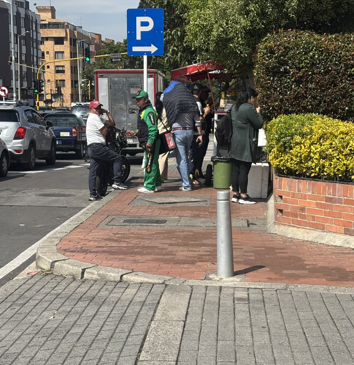 Justini08447891's tweet photo. @CarlosFGalan @GobiernoBTA @Bogota @PoliciaBogota @alcaldiausaquen y la recuperación de este espacio para cuando? Paso todos los días por este lugar y tienen invadido el andén CALLE 116 con 11 https://t.co/hvcQ09MpEA