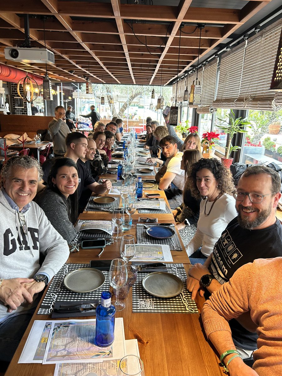 AGROSALVI's tweet photo. Avui…dinar de #Nadal amb tot l’equip! -hem trobat a faltar als que no han pogut venir- Com cada any va inclosa activitat sorpresa. Aquest any hem “volat” amb @WindoorRealFly una gran experiència per tancar un bon any per a l’empresa! El 2026 més i millor!! https://t.co/qHntxrlzjG