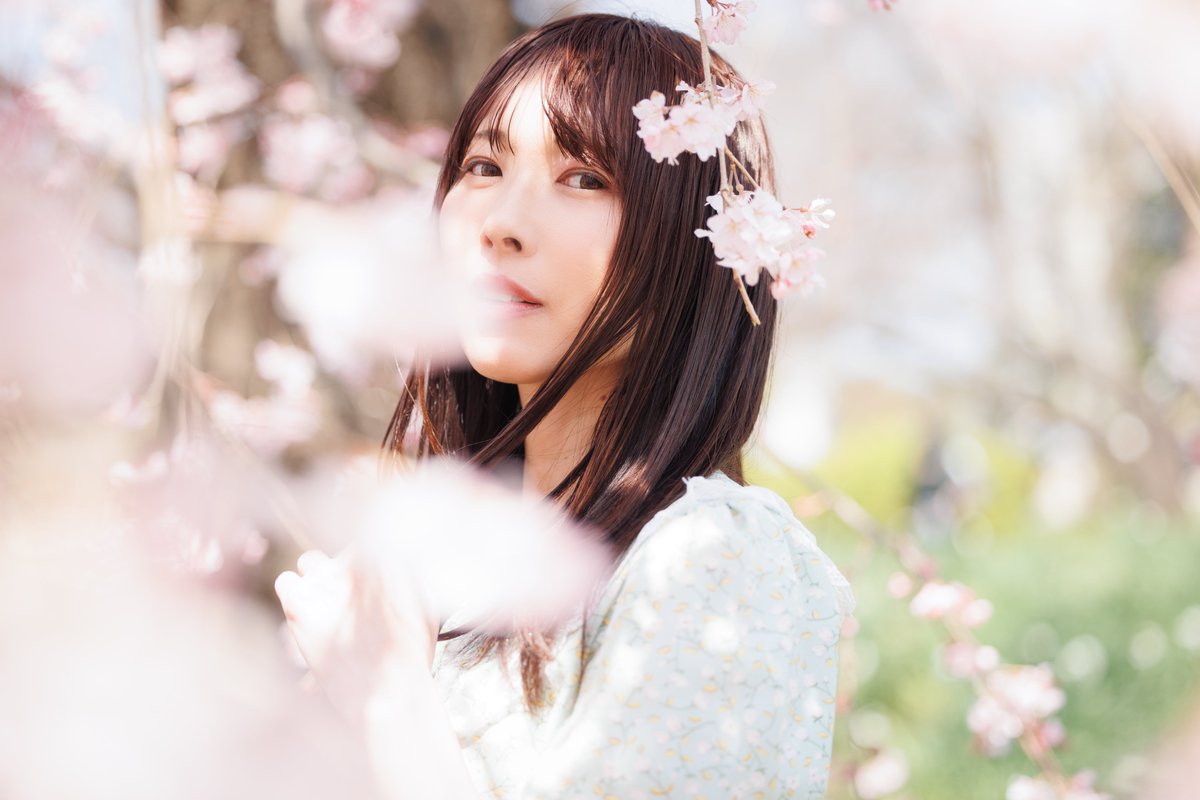 彼女は自然の中で見つけた「花」のような存在🌷 特別な言葉を交わさ