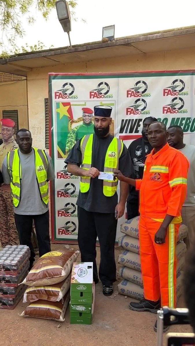 Alchemist41290's tweet photo. #AES: #BurkinaFaso 🇧🇫 
The legendary French-Moroccan rapper La Fouine is showing his support for the presidential initiative Faso MEBO by donating 5 tons of cement along with food supplies. A powerful gesture of solidarity for the Burkinabè people. https://t.co/AyDdxyB2qb