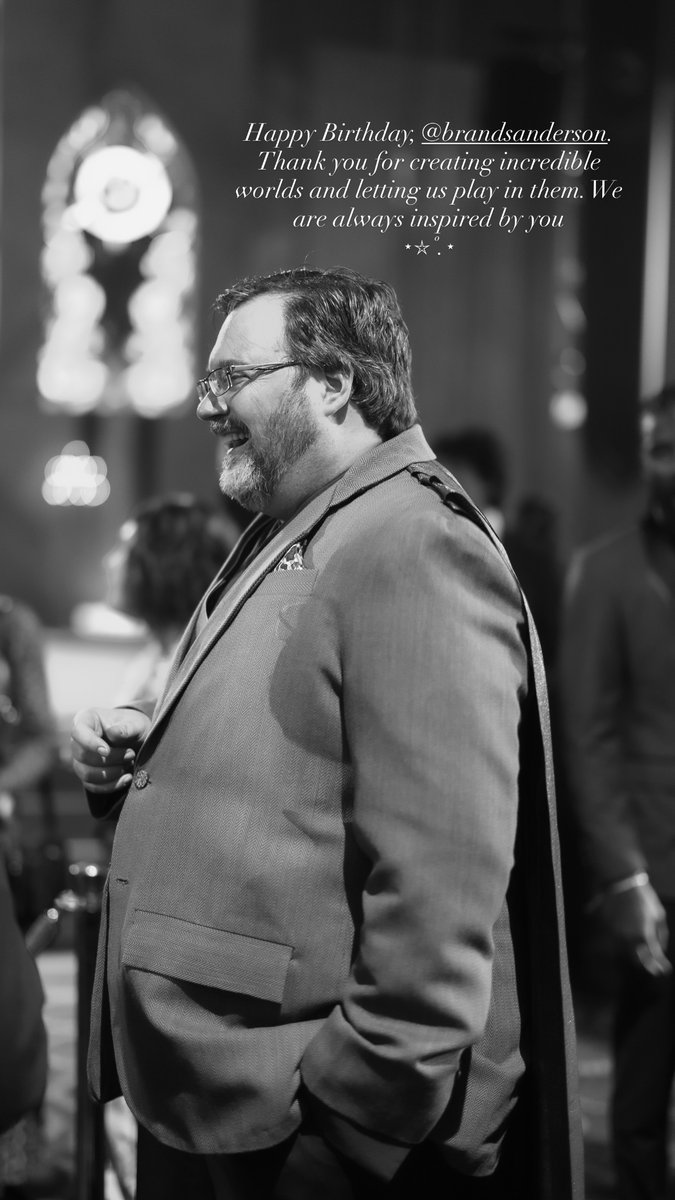 t_banda's tweet photo. Happy Birthday, B•$$$! @BrandSanderson @DragonsteelBook (photo was taken from @ PaladinCreative on Instagram) https://t.co/mBi3USU9em