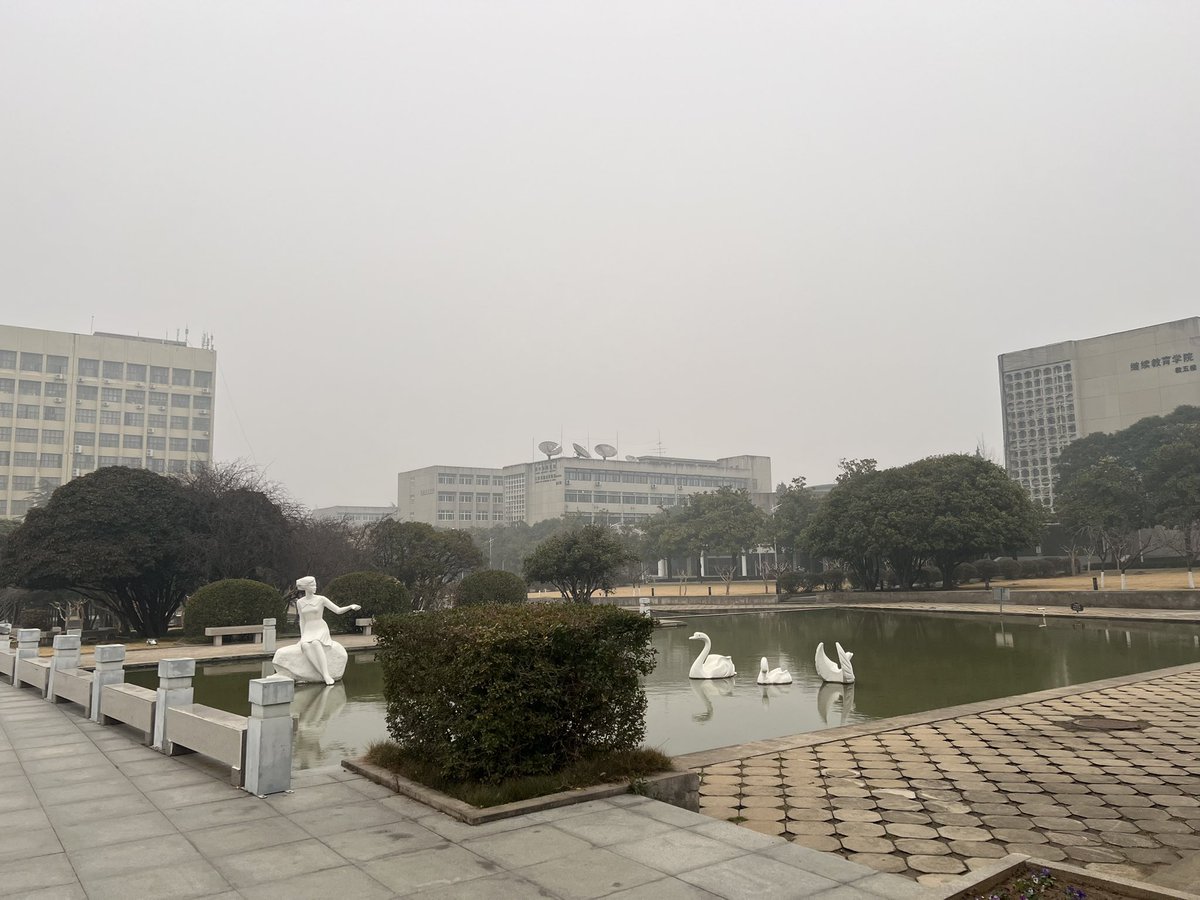Huangyaoshi14's tweet photo. 今天是考研第一天，早上7的校园和图书馆。愿考研人自己的努力，匹配成绩，实现目标🎯#考研 #女大学生 #女大学生日常 https://t.co/nBr9pVsCQR