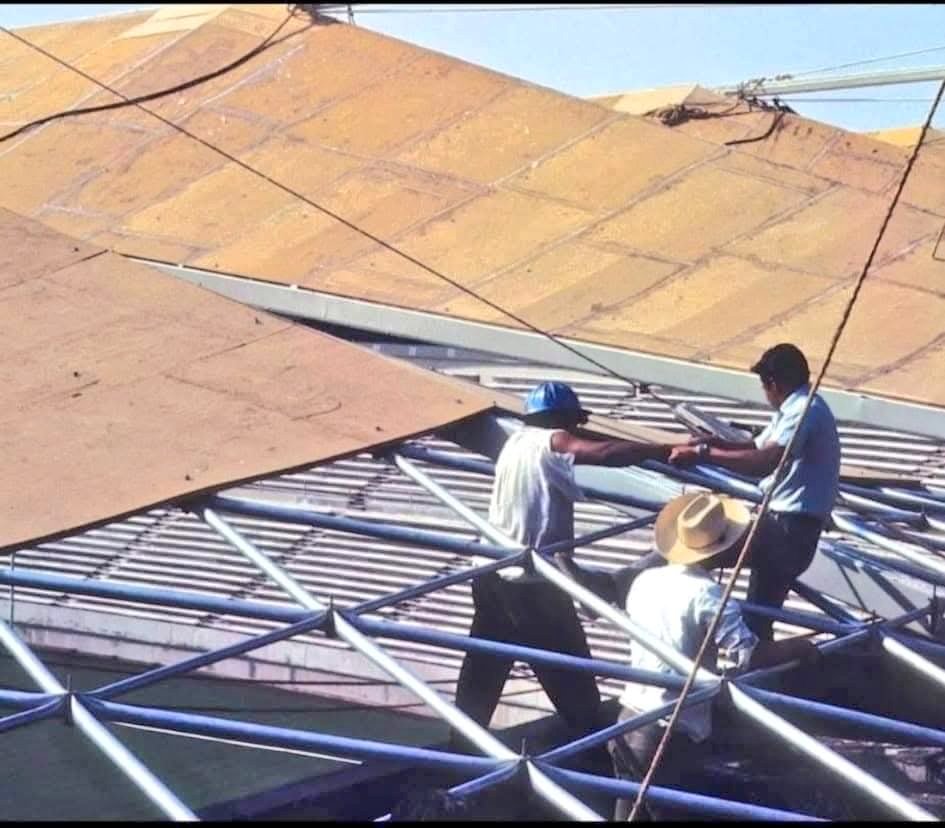 MXESTADIOS's tweet photo. Vaya foto!
Estaban colocándole el techo al Estadio Cuauhtémoc, de Puebla, en su diseño original, por allá de 1968. https://t.co/mAML8ShAXU