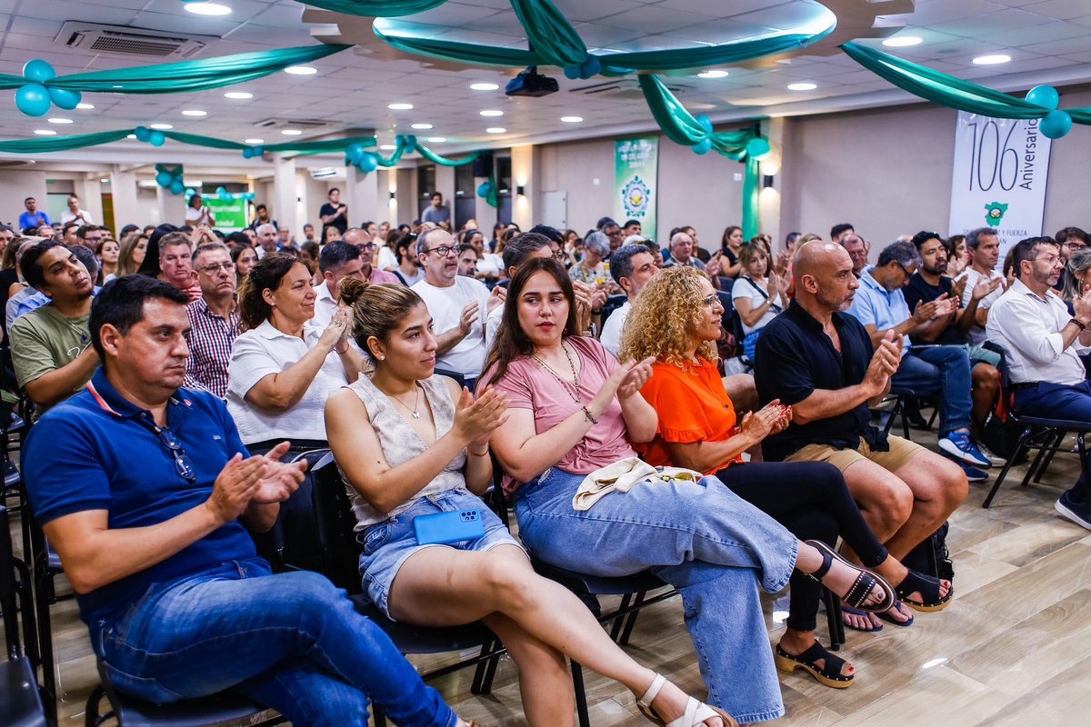 gabiyedlin's tweet photo. Junto a gremios, referentes de DDHH, del Conicet, trabajadores del Estado, participamos de la charla del diputado @pyedlin sobre la reforma laboral. Argentina debe cambiar leyes laborales, pero no quitando derechos a los trabajadores, para beneficiar a los que más tienen. https://t.co/7WlZiomJdM