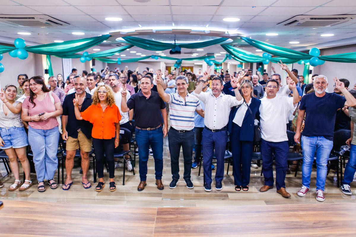 gabiyedlin's tweet photo. Junto a gremios, referentes de DDHH, del Conicet, trabajadores del Estado, participamos de la charla del diputado @pyedlin sobre la reforma laboral. Argentina debe cambiar leyes laborales, pero no quitando derechos a los trabajadores, para beneficiar a los que más tienen. https://t.co/7WlZiomJdM