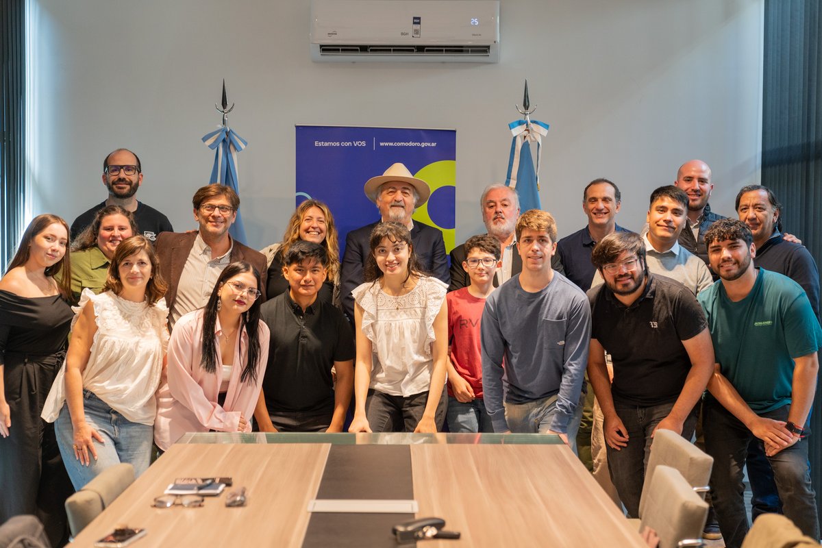 Recibí a jóvenes comodorenses que nos representan a nivel global con sus proyectos en la <a href="/SpaceApps/">NASA International Space Apps Challenge</a> 🧑🏻‍🚀

Escucharlos, ver cómo piensan y cómo transforman ideas en soluciones concretas para nuestra ciudad, es una enorme satisfacción.

Hay talento, hay vocación y hay futuro. Desde