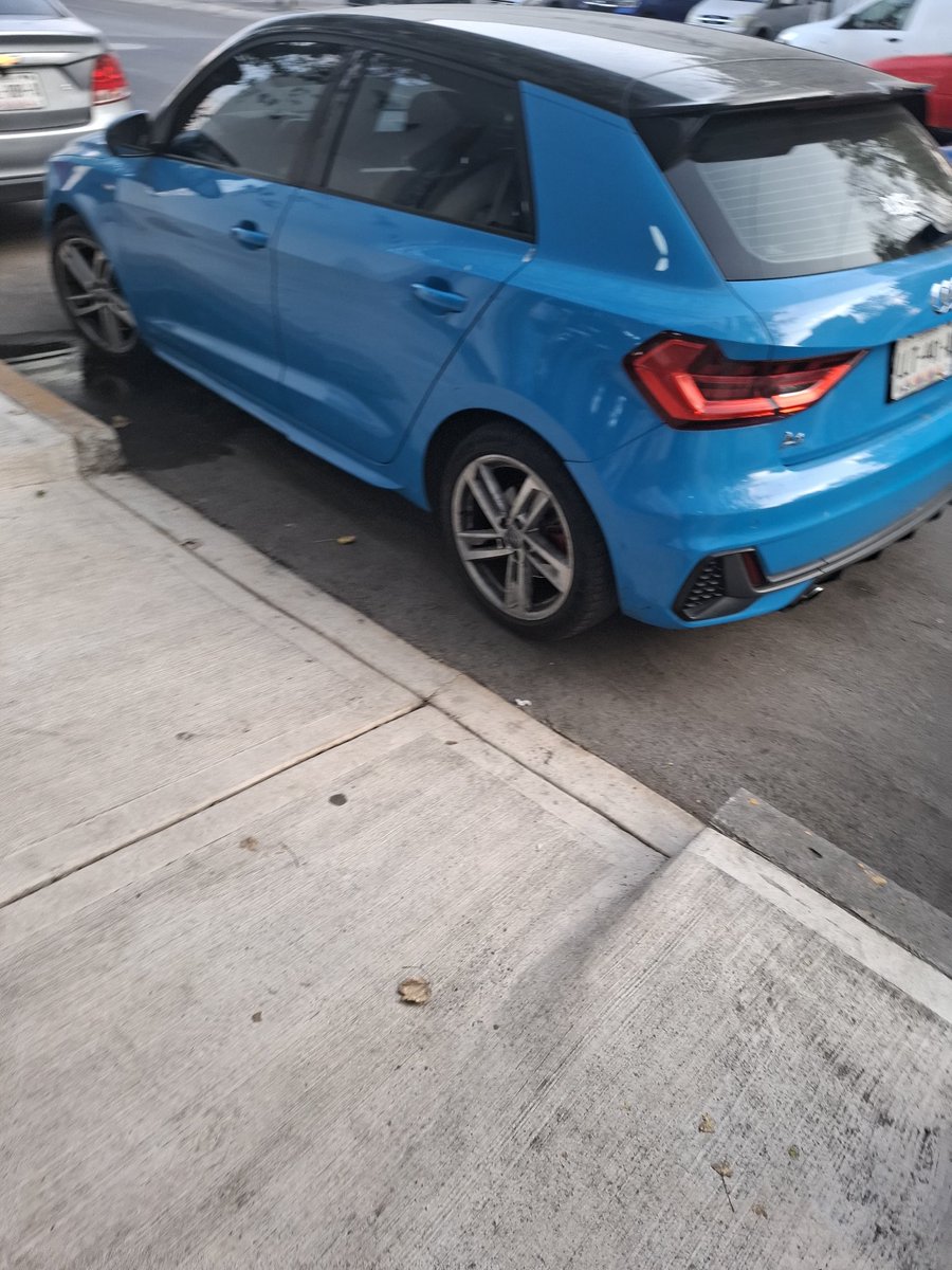 Pemdejo con discapacidad obtruye rampa de discapacitado en calle filiberto gomez en tlalnepantla estado de México frente a tienda AT&amp;T #DenunciaCiudadana