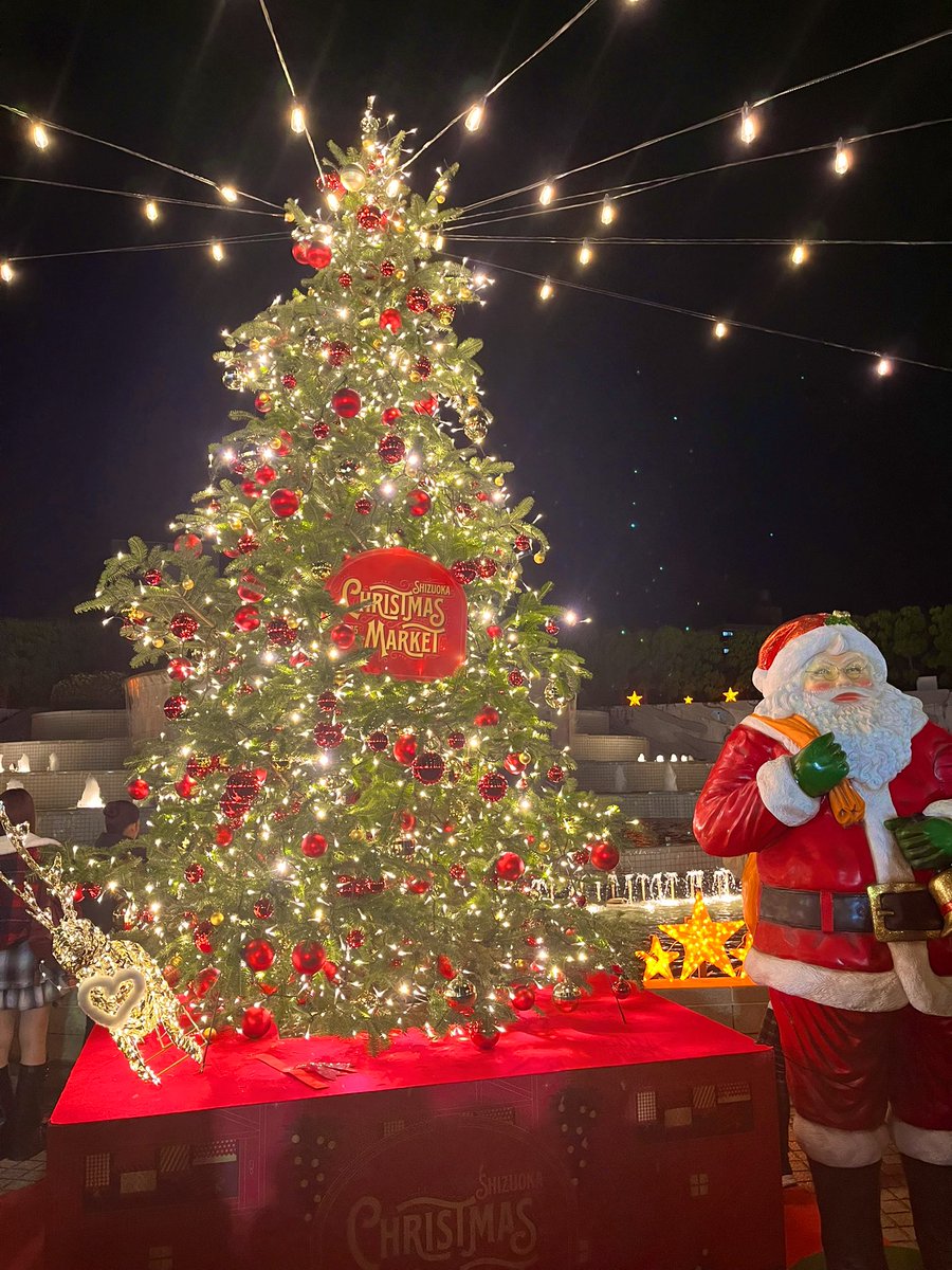 lichico's tweet image. クリスマスマーケット行ってきた🎄ホットワイン飲みながら靴下とかスノードーム買って満喫。静岡初らしいから毎年やって欲しいな😌