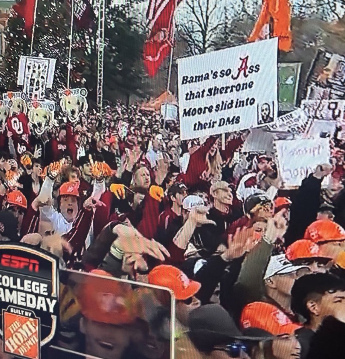 intrinsicvalyou's tweet photo. Bama is so A$$ that Sherrone Moore slid into their DM’s 😭 https://t.co/jprug1j63Z