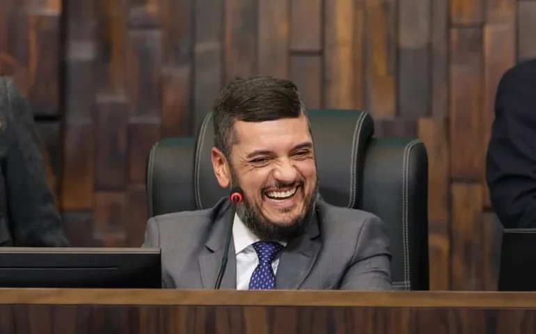 A defesa do deputado Rodrigo Bacellar alegou que na verdade ele não se encontrou com desembargadores, ele só traiu a esposa e usou isso como desculpa. Bacellar, preso pela Polícia Federal há alguns dias, foi escolhido pelo Bolsonaro pra ser candidato ao governo do Rio de Janeiro.