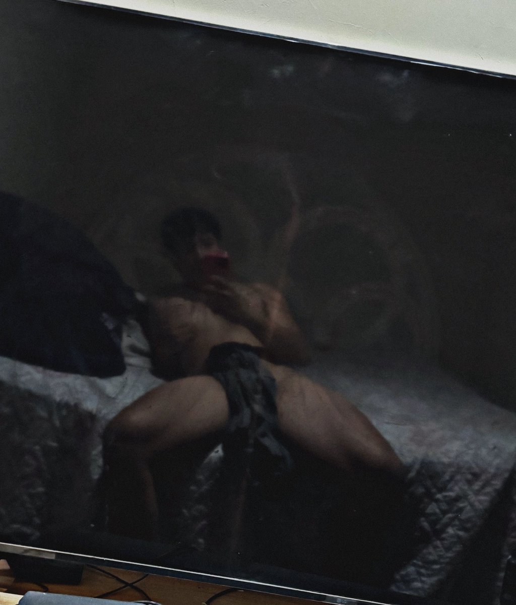 GUI_R99's tweet photo. Que buen reflejo el de la TV 📺 https://t.co/RqFxYL7m8l