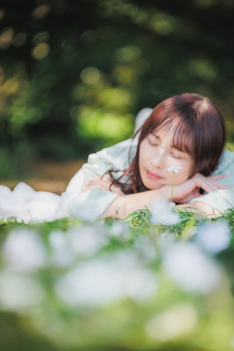 彼女は自然の中で見つけた「花」のような存在🌷 特別な言葉を交わさ