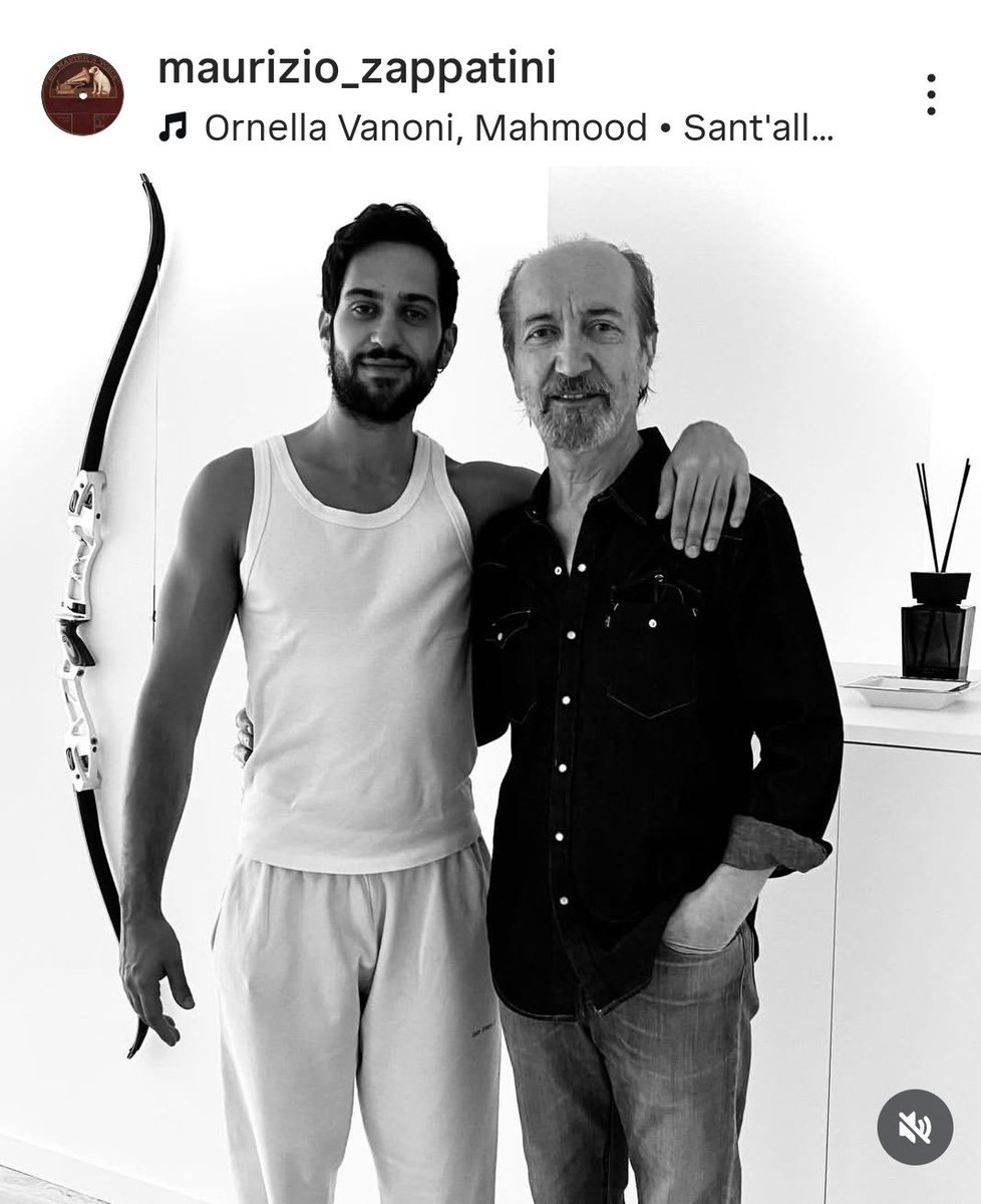 Mahmood con il vocal coach Maurizio Zappatini 🎶
(Foto vecchia ma repostata di recente)
#Mahmood