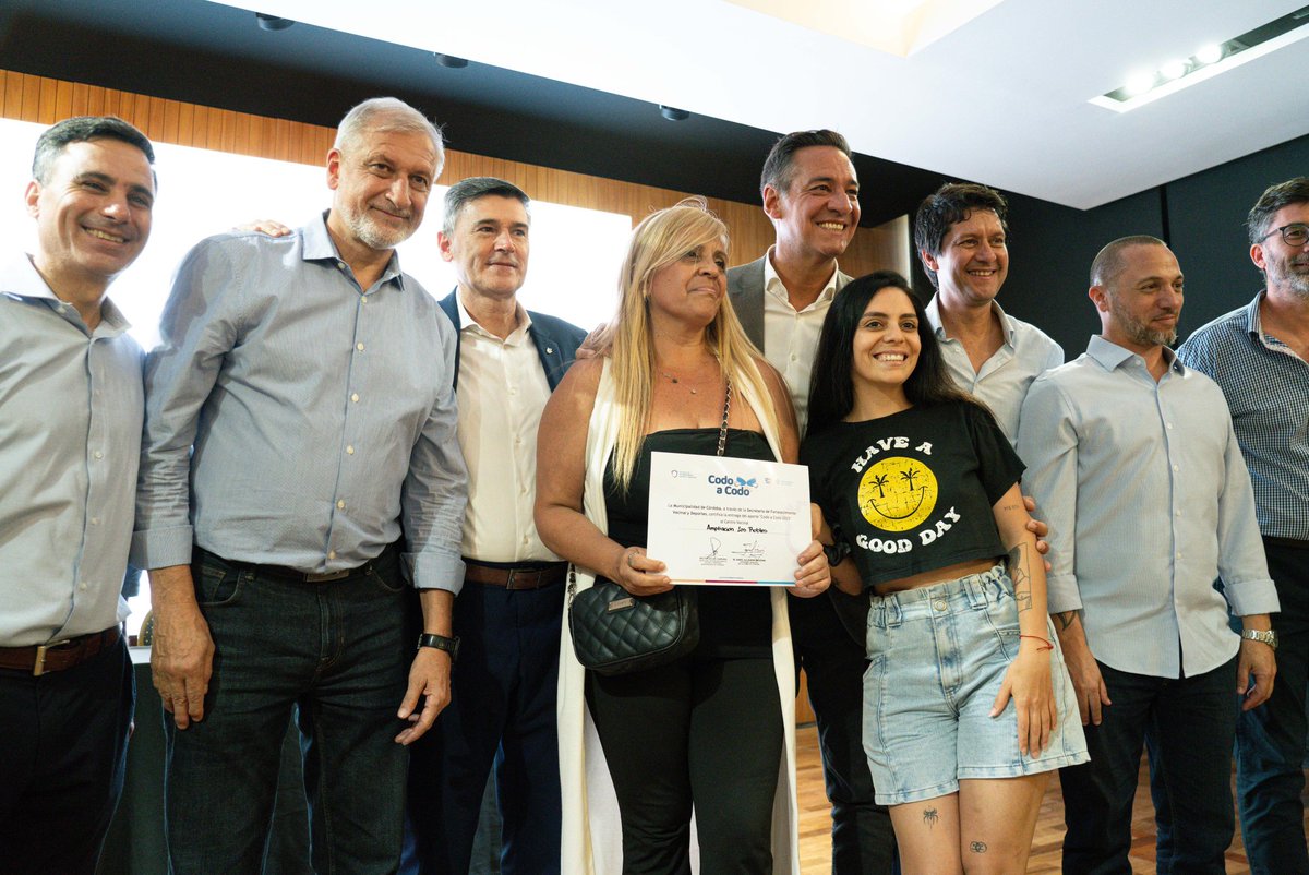 miguelsiciliano's tweet photo. CON LOS CENTROS VECINALES, ACTORES FUNDAMENTALES DE LOS BARRIOS
Acompañamos a @PasseriniOk y @pichi_oficial en la entrega de aportes del programa #CodoACodo a 40 #CentrosVecinales. Es clave que promovamos la integración del Estado con la Sociedad Civil, porque su apuntalamiento ayuda a generar un mallado de contención social.
No hay ningún gobierno que pueda llegar hasta el último habitante de manera directa. La manera de lograrlo es a través de las organizaciones libres que se da el pueblo. Esa voluntad de servir al prójimo es el alma de una sociedad. La capacidad de anhelar lo mejor no solo para uno mismo, sino para todos.
Por eso me alegra tanto que el Estado ayude a estos espacios a que puedan cumplir mejor su objetivo, que sientan que no están solos, que desde algún lado los acompañamos. Sigamos avanzando juntos, para que entre todos construyamos la #Córdoba que soñamos.