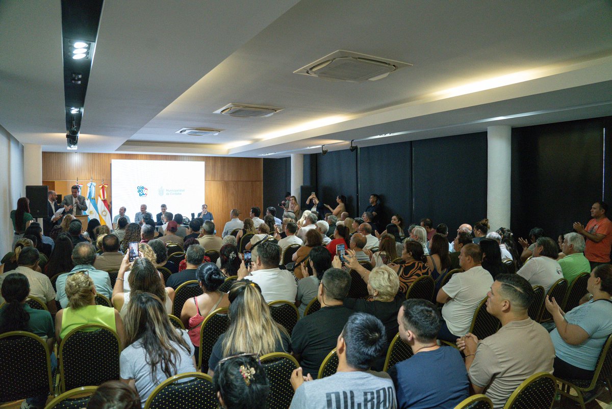 miguelsiciliano's tweet photo. CON LOS CENTROS VECINALES, ACTORES FUNDAMENTALES DE LOS BARRIOS
Acompañamos a @PasseriniOk y @pichi_oficial en la entrega de aportes del programa #CodoACodo a 40 #CentrosVecinales. Es clave que promovamos la integración del Estado con la Sociedad Civil, porque su apuntalamiento ayuda a generar un mallado de contención social.
No hay ningún gobierno que pueda llegar hasta el último habitante de manera directa. La manera de lograrlo es a través de las organizaciones libres que se da el pueblo. Esa voluntad de servir al prójimo es el alma de una sociedad. La capacidad de anhelar lo mejor no solo para uno mismo, sino para todos.
Por eso me alegra tanto que el Estado ayude a estos espacios a que puedan cumplir mejor su objetivo, que sientan que no están solos, que desde algún lado los acompañamos. Sigamos avanzando juntos, para que entre todos construyamos la #Córdoba que soñamos.