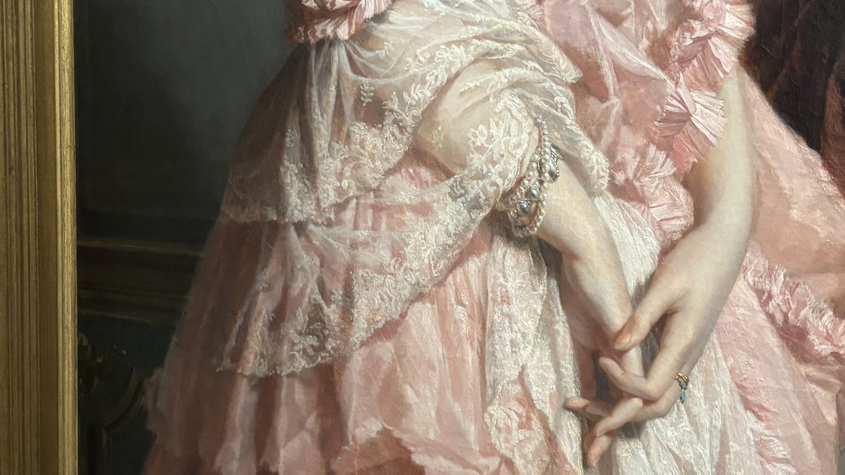 nitzuns's tweet image. hey!! &amp;lt;3 #promotwt

      𝜗𝜚 nana, 21, fr/eng
      𝜗𝜚 reading, studying, journaling,      
           working out and random stuff
      𝜗𝜚 anime, dramas, videogames… 
           pretty basic stuff

— under 17 dni
♡ / 🔁 to be moots
#booktwt #gymtwt #studytwt #lifetwt