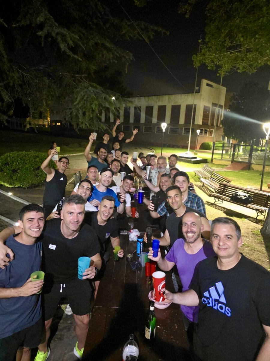 🔵 FUTSAL

🎉 Ayer el plantel de futsal se reunió en el Campo de Deportes para despedir el año, compartir un lindo momento y seguir fortaleciendo el grupo de cara a lo que viene. 💪🏼🎉