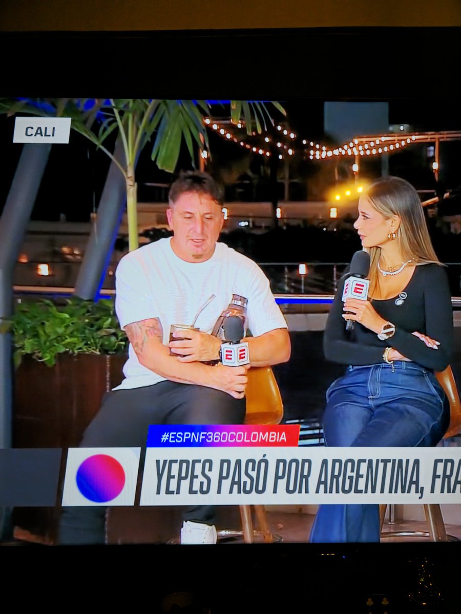 Vendetta1313_'s tweet image. Alguien explíqueme cuál es el problema mental de los Argentinos, Paraguayos y Uruguayos que andan para arriba y abajo abrazando un puto termo y un pocillo con pitillo para arriba y para abajo ¿Qué pasa si no toman esa MIERDA? Se mueren o qué! Que estupidez, sería como yo andar…