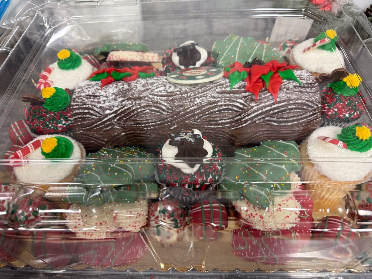 avenirfinancial's tweet photo. 🎄 Day 20 of December Giving! We brought some sweet treats to the San Luis Senior Center for their Christmas party, adding a little extra cheer for our seniors. Only 11 days left of giving! 🎁✨ #AvenirFinancial #YumaCommunity #HolidayGiving #SeniorChristmas #SpreadJoy https://t.co/GwApRO5lJq