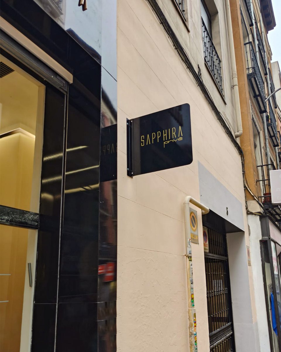 planetprint00's tweet image. Banderola de metacrilato 50x50 cm, rotulada con vinilo oro, diseñada para destacar la identidad de Sapphira Prive en su espacio de Tirso de Molina.
Un acabado premium que transmite exclusividad, visibilidad y estilo desde el primer vistazo.
#PlanetPrint #RotulaciónProfesional