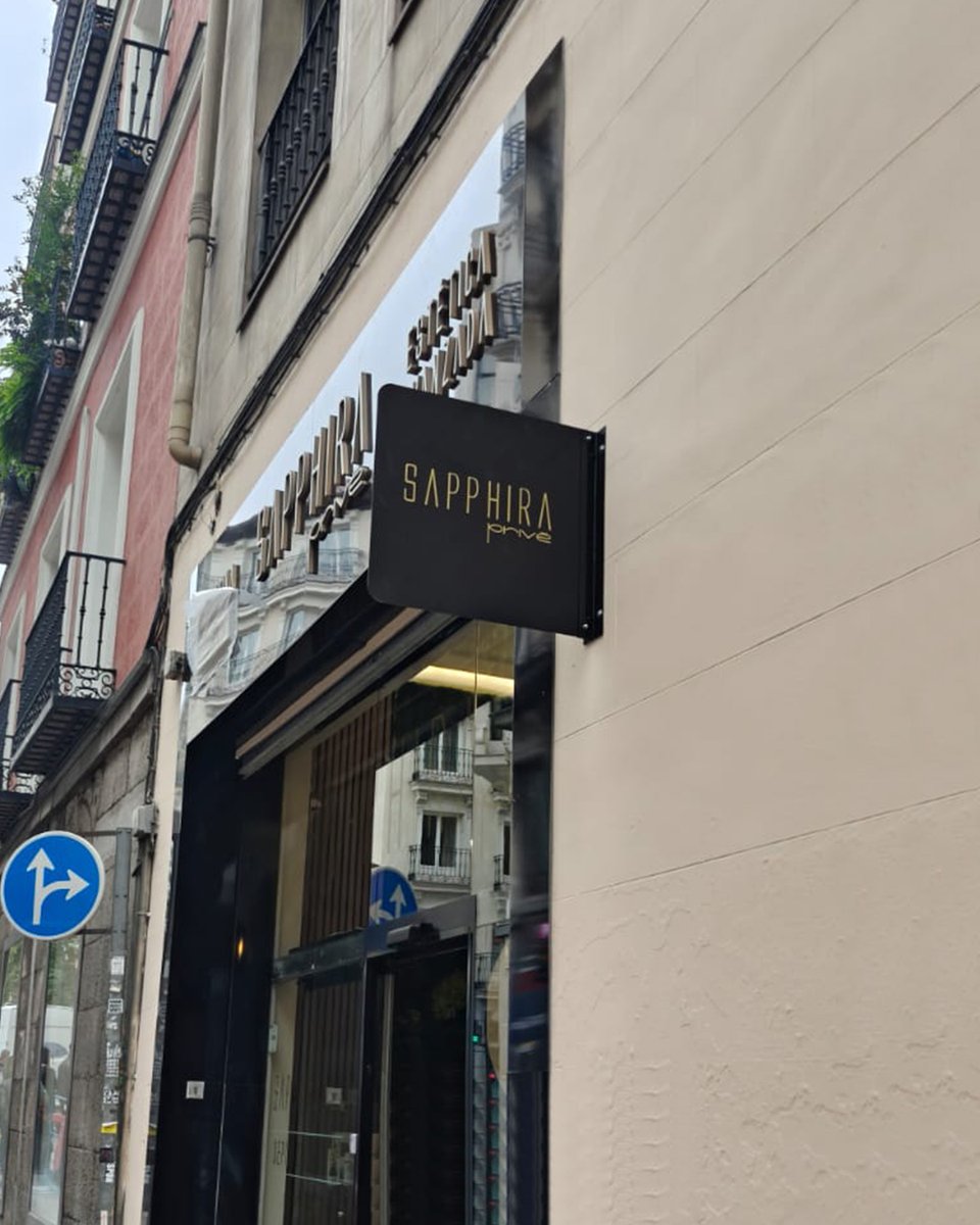 planetprint00's tweet image. Banderola de metacrilato 50x50 cm, rotulada con vinilo oro, diseñada para destacar la identidad de Sapphira Prive en su espacio de Tirso de Molina.
Un acabado premium que transmite exclusividad, visibilidad y estilo desde el primer vistazo.
#PlanetPrint #RotulaciónProfesional