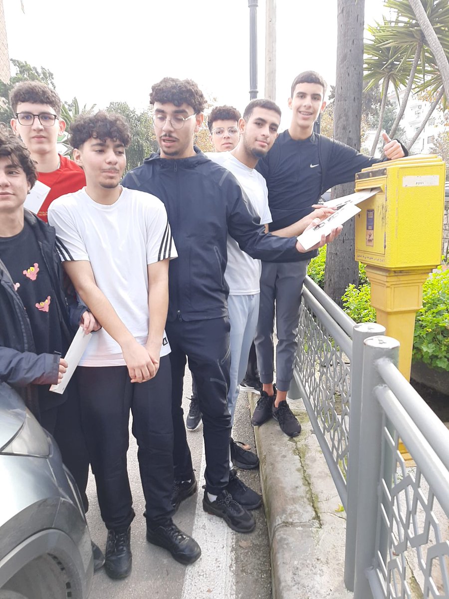 Intercambio epistolar con EEUU. Los alumnos de 1 Bach B respondieron a las cartas de los alumnos de Kansas. Mandaron saludos al exprofesor de Tánger, Antonio Lozano, del que guardan un cariñoso recuerdo.