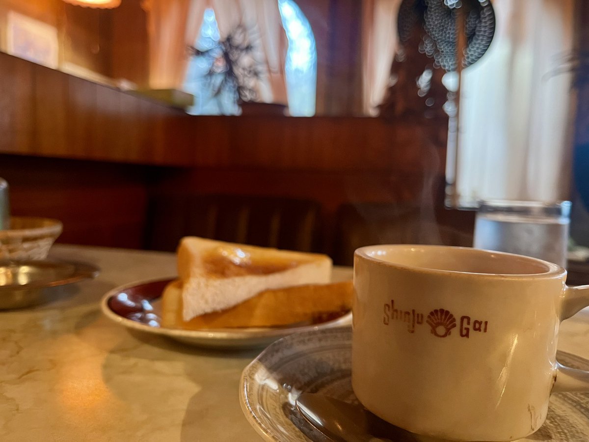 GraceEnsemble's tweet photo. 生憎の天気です☂️
雨の日の純喫茶はそれはそれでいい雰囲気ですね☕️
今日は通し練習、頑張っていきましょう!
#graceな日常 #名古屋モーニング #純喫茶
#ensemblegrace #アマオケ https://t.co/ZPa6vlzm66