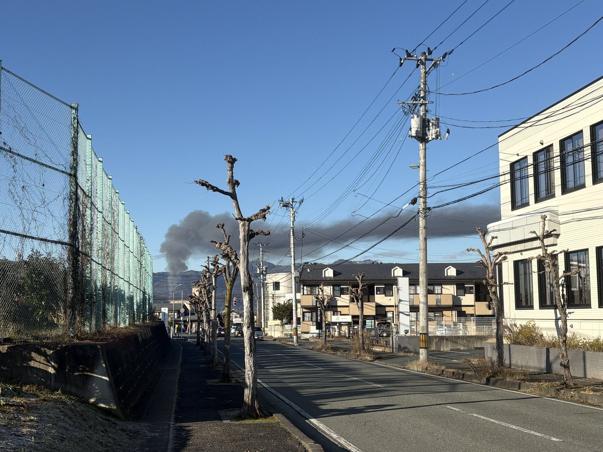 GraTo_Hair's tweet photo. 桜田西か谷柏方面で火事ですね....😓
黒煙がすごい。。 https://t.co/yM0w8fDZVz
