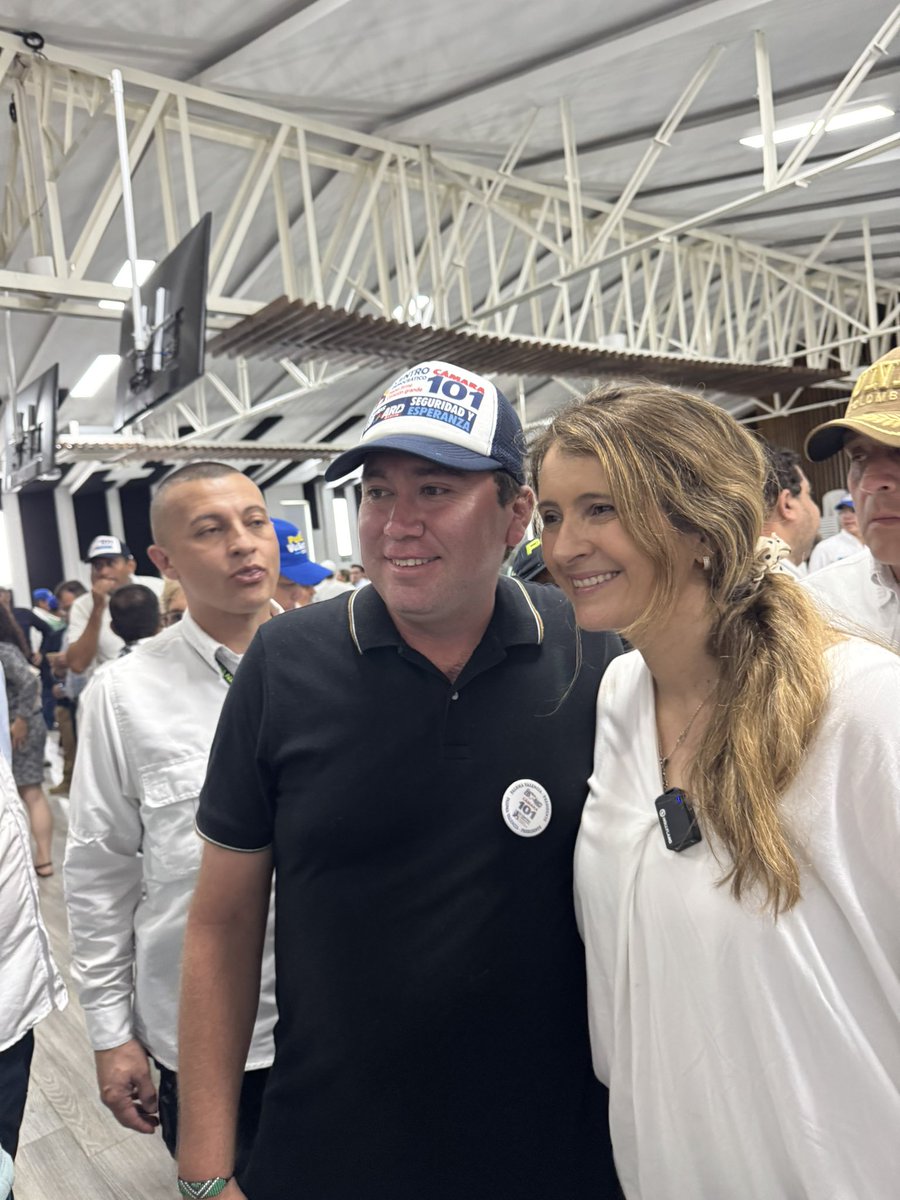 Gracias Ibagué, hoy fue escenario de diálogo, ideas y futuro 🇨🇴
Paloma Valencia escuchando a la gente, construyendo país desde las regiones.