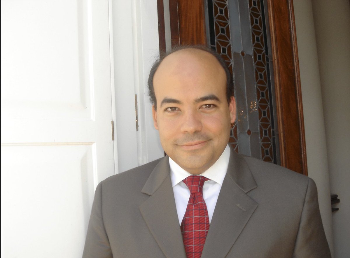 RobbyCortes's tweet photo. BREAKING- En la nueva entrega de documentos sobre el caso de Jeffrey Epstein aparecen fotos de Epstein en La Fortaleza y junto al entonces gobernador, Aníbal Acevedo Vilá. También aparecen fotos del exsecretario de la Gobernación, Jorge Silva Puras. (h/t @Vaquero2XL) #PuertoRico https://t.co/Vxqc0Omkbc